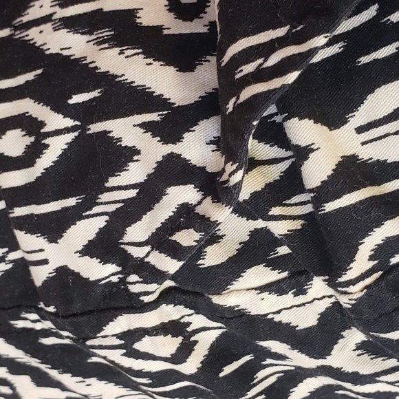 Old Navy B&W Classic Chino Ikat Shorts - Picture 3 of 4
